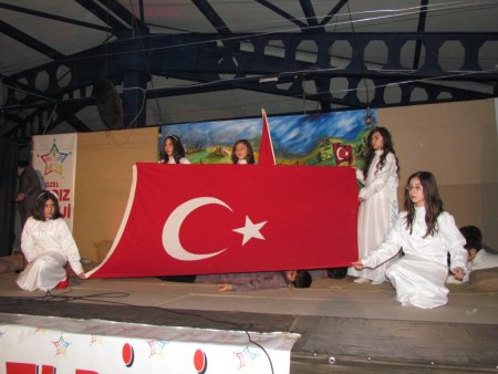 Yıldızlı öğrencilerin ‘Çanakkale’ oyunu duygulandırdı