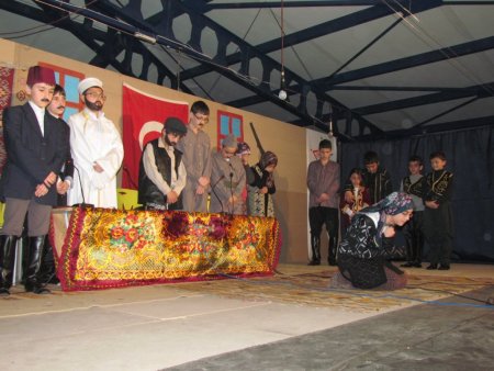 Yıldızlı öğrencilerin ‘Çanakkale’ oyunu duygulandırdı