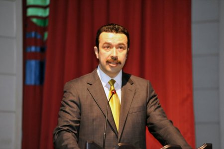 Yılın annesi seçilen Gülsüm Kabadayı'ya plaketi verildi