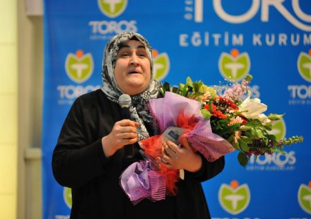 Yılın annesi seçilen Gülsüm Kabadayı'ya plaketi verildi