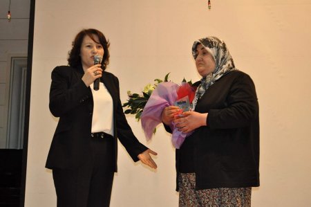 Yılın annesi seçilen Gülsüm Kabadayı'ya plaketi verildi