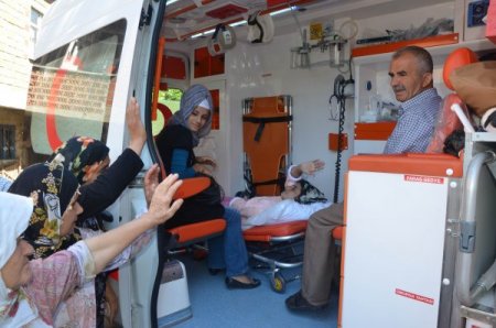 Yıllar Sonra Ayağa Kalkan Kız, Sevinç Gözyaşlarıyla Hastaneye Uğurlandı