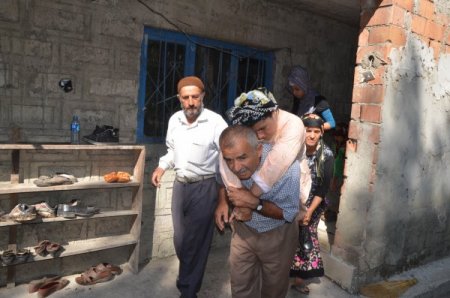 Yıllar Sonra Ayağa Kalkan Kız, Sevinç Gözyaşlarıyla Hastaneye Uğurlandı