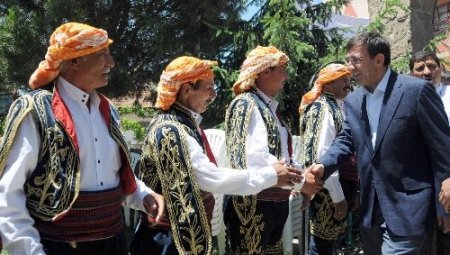 Yılmaz: Biz sorunları çözmeye çalışıyoruz, birileri sorun çıkarmaya çalışıyor
