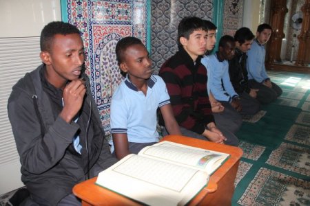 Yoğun bakımdaki arkadaşları için dua ettiler