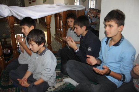 Yoğun bakımdaki arkadaşları için dua ettiler