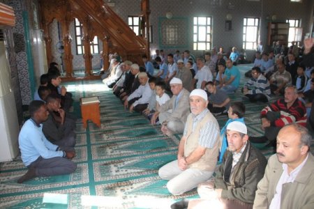 Yoğun bakımdaki arkadaşları için dua ettiler
