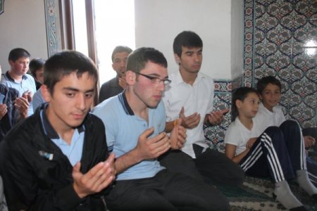 Yoğun bakımdaki arkadaşları için dua ettiler