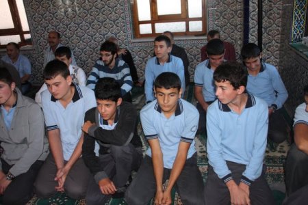 Yoğun bakımdaki arkadaşları için dua ettiler