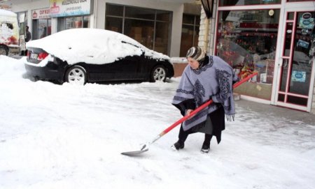 Yoğun kar yağışı çatıların çökmesine sebep oldu