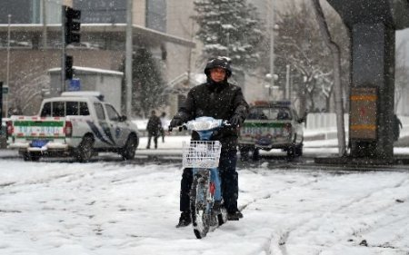 Yoğun Kar Yağışı Çin'in Kuzeyinde Hayatı Felç Etti