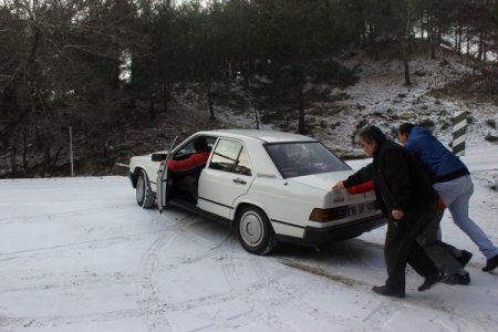 Yoğun kar yağışı Kazdağları'nda ulaşımı çileye döndürdü