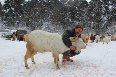 Yoğun kar yağışı Kazdağları'nda ulaşımı çileye döndürdü