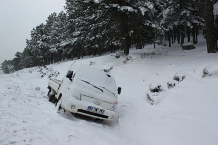 Yoğun kar yağışı Kazdağları'nda ulaşımı çileye döndürdü