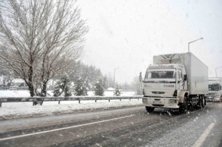 Yoğun kar yağışı nedeniyle Pozantı'da ulaşım güçlükle sağlanıyor