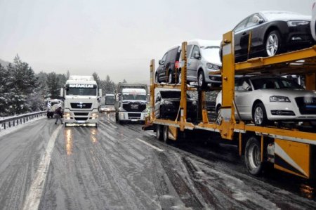 Yoğun kar yağışı nedeniyle Pozantı'da ulaşım güçlükle sağlanıyor