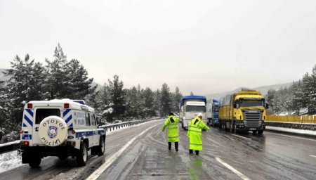 Yoğun kar yağışı nedeniyle Pozantı'da ulaşım güçlükle sağlanıyor