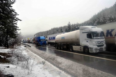 Yoğun kar yağışı nedeniyle Pozantı'da ulaşım güçlükle sağlanıyor