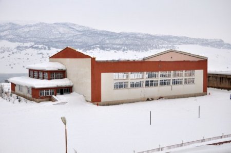 Yoğun Kar Yağışı Spor Salonunun Çatısını Çökertti