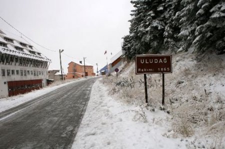 Yoğun Sisin Etkili Olduğu Uludağ'da Kar Kalınlığı 25 Santimetre