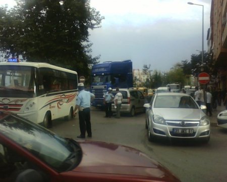 Yoğun trafikte aracı yol ortasında bırakıp kaçtı