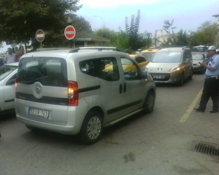 Yoğun trafikte aracı yol ortasında bırakıp kaçtı