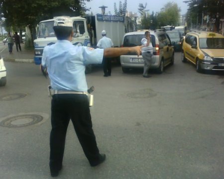 Yoğun trafikte aracı yol ortasında bırakıp kaçtı