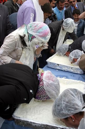 Yoğurt İçinde Altın Bulma Yarışması Renkli Geçti