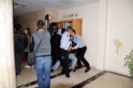 YÖK protestosunda öğrencilerle güvenlik görevlileri arasında arbede