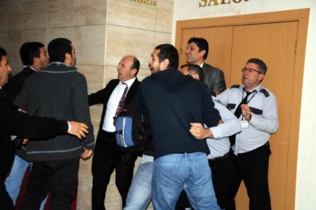 YÖK protestosunda öğrencilerle güvenlik görevlileri arasında arbede