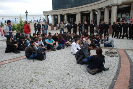 YÖK protestosunda öğrencilerle özel güvenlikçiler arasında arbede