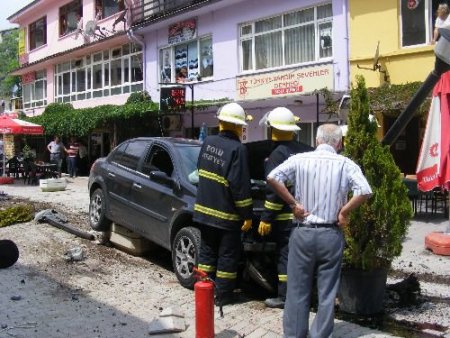 Yokuş Aşağı İnen Otomobil Sürücüsü Fren Yarine Gaza Bastı