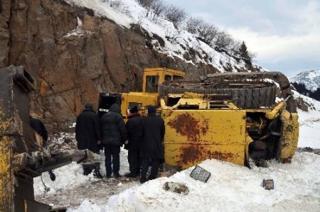 Yol Açma Çalışması Yapan Dozer Şarampole Yuvarlandı