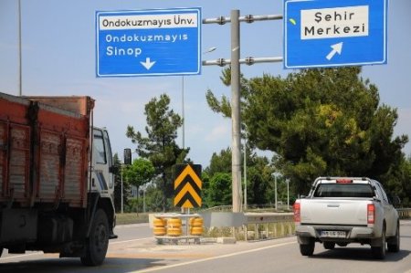 Yol ayrımlarında kullanılan darbe emici yastıklar can ve mal kaybını önlüyor