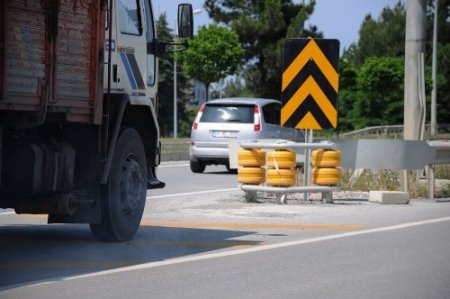 Yol ayrımlarında kullanılan darbe emici yastıklar can ve mal kaybını önlüyor