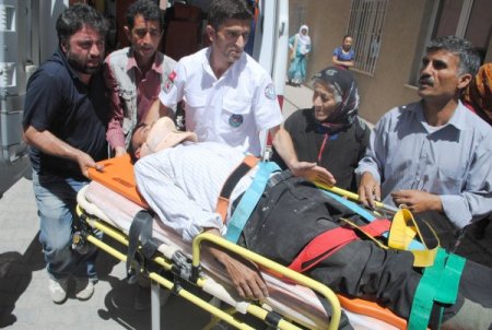 Yol Çalışması Yapan Beton Pompası Devrildi, 3 İşçi Yaralandı