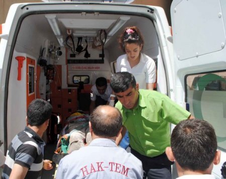 Yol Çalışması Yapan Beton Pompası Devrildi, 3 İşçi Yaralandı