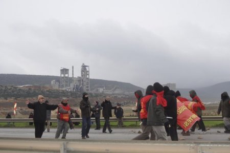 Yol kapatmak isteyen grupla, güvenlik güçleri arasında arbede çıktı