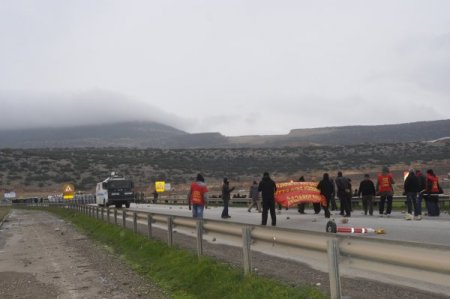 Yol kapatmak isteyen grupla, güvenlik güçleri arasında arbede çıktı