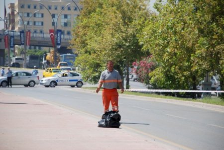 Yol kenarına bırakılan poşet paniğe neden oldu