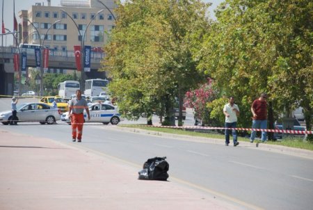Yol kenarına bırakılan poşet paniğe neden oldu
