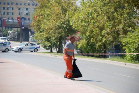 Yol kenarına bırakılan poşet paniğe neden oldu