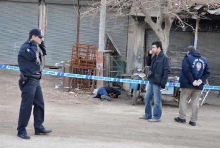 Yol Kenarında Bir Ceset Bulundu