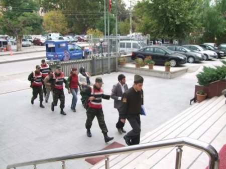 Yol Kenarında Hırsızlık Yapan Zanlılar Yakalandı
