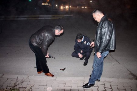 Yol ortasında bulunan silah incelemeye gönderildi