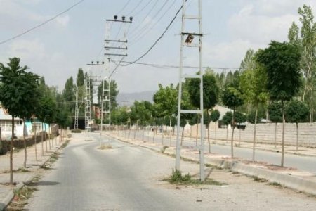 Yol Ortasında Kalan Direkler Tehlike Saçıyor