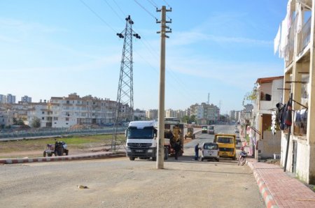 Yol ortasında kalan elektrik direkleri tehlike saçıyor