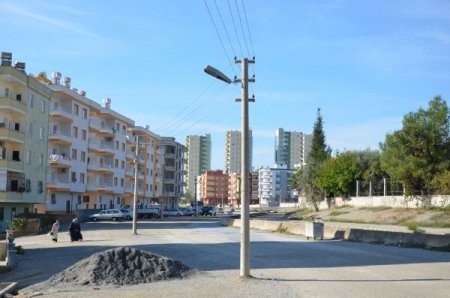 Yol ortasında kalan elektrik direkleri tehlike saçıyor