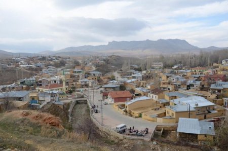 Yol ortasındaki mezar, görenleri şaşırtıyor
