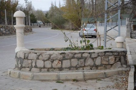 Yol ortasındaki mezar, görenleri şaşırtıyor